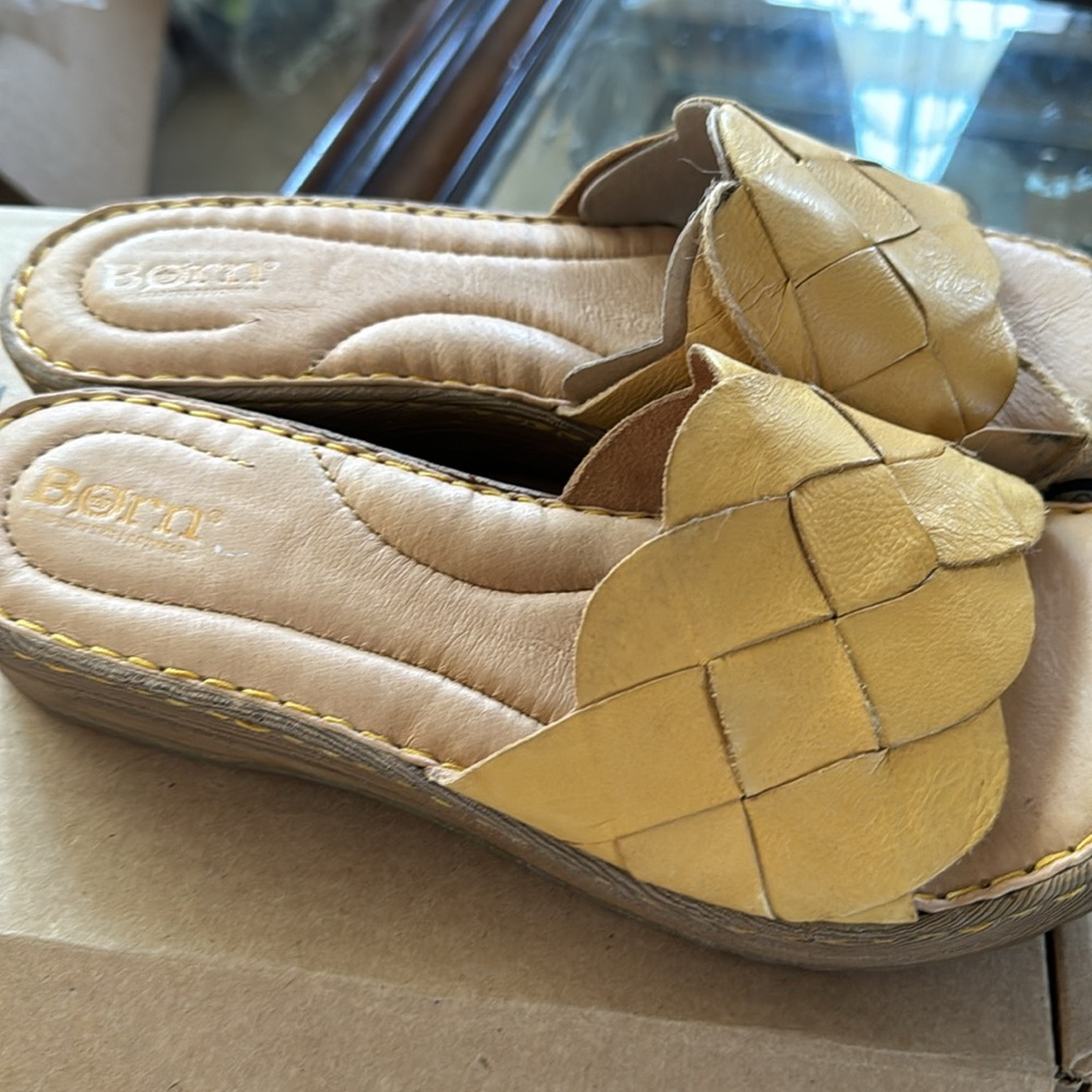 Born women’s sandals size 9 leather handcrafted color is yellow. Wooden heel - Picture 7 of 8